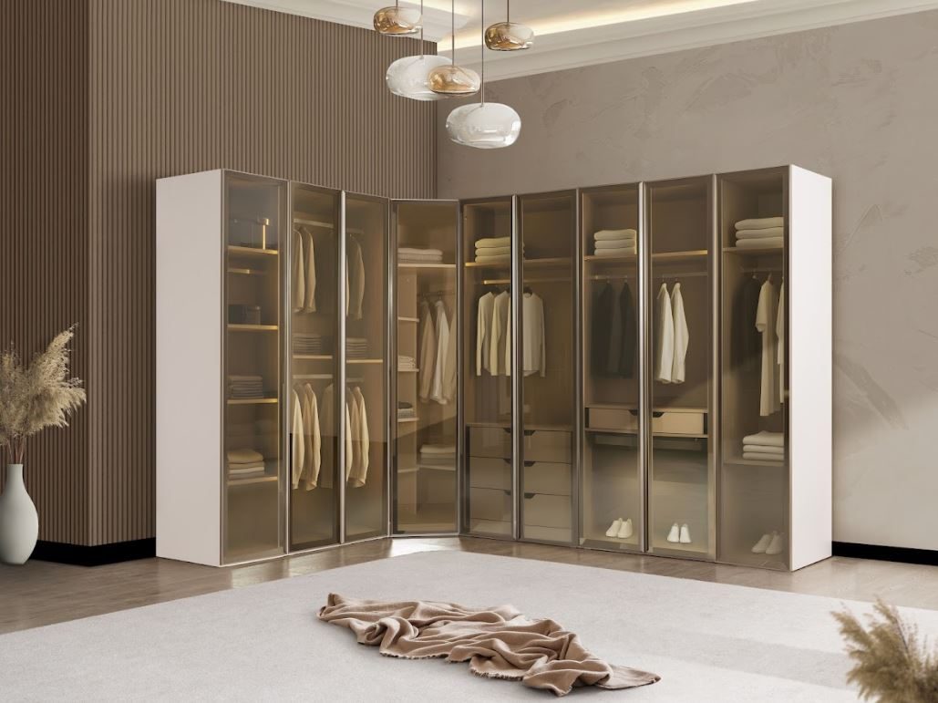 Dressing cu uși din sticlă și rafturi